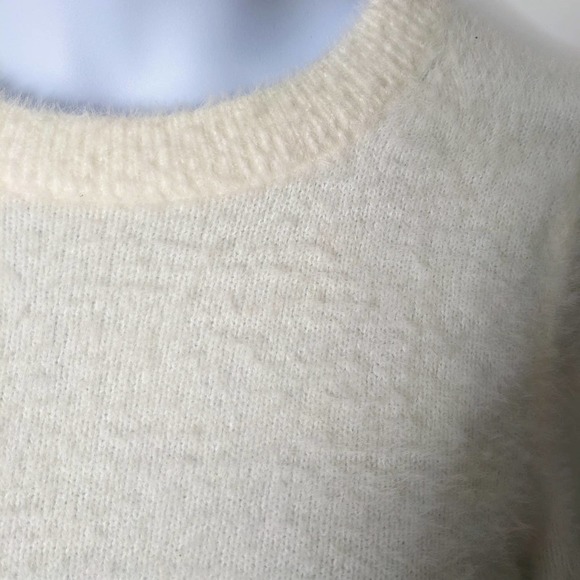 H & M Fuzzy Cream Cropped Sweater Crew Neck Mid Sleeve Pullover Size M - Picture 3 of 6